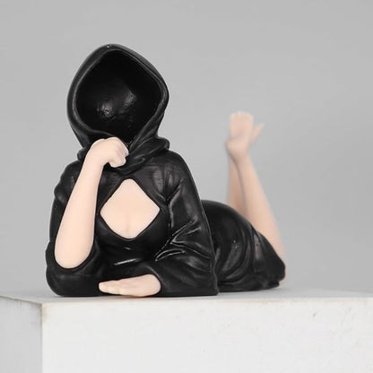 Faceless Hooded Lady Reclining Pose Figurine – 12cm Black Mystery Girl Statue for Home & Desk Décor
